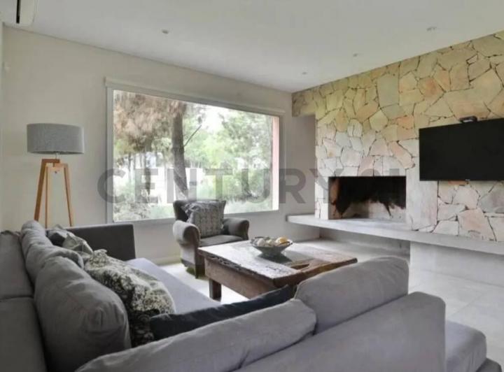Casa · 166m² · 5 Ambientes · 2 Cocheras