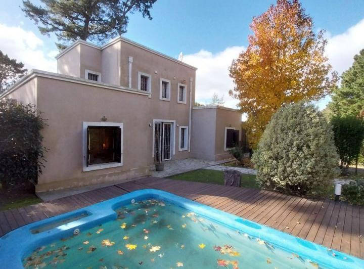 Casa · 185m² · 6 Ambientes · 1 Cochera