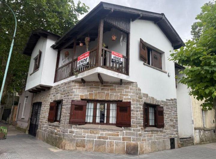 Casa · 100m² · 3 Ambientes · 1 Cochera