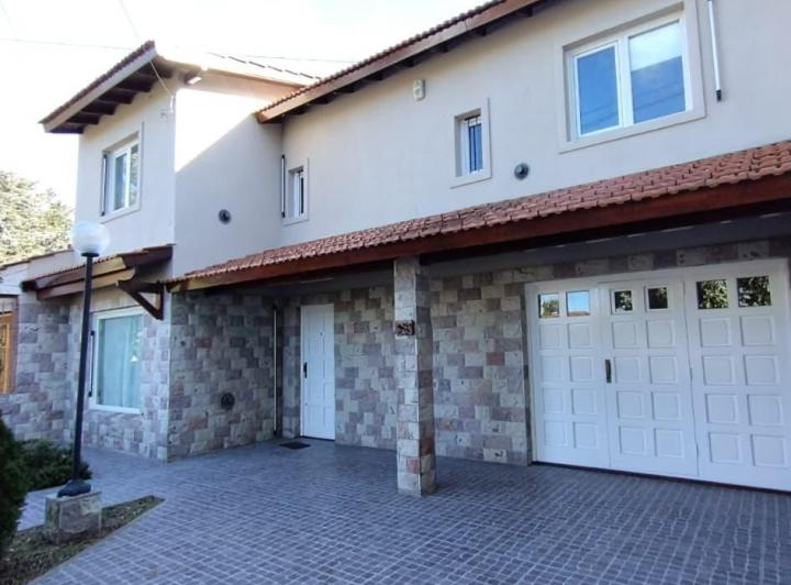 Casa · 194m² · 5 Ambientes · 1 Cochera
