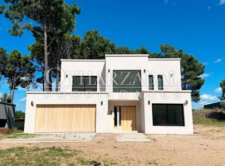 Casa · 230m² · 4 Ambientes · 2 Cocheras