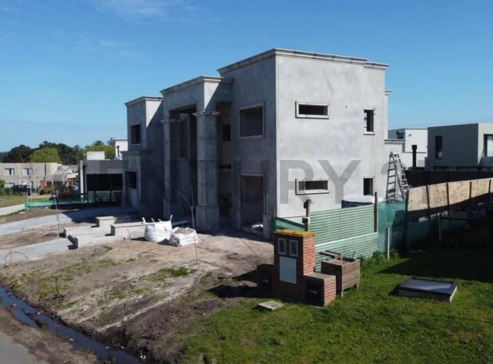 Casa · 340m² · 4 Ambientes · 1 Cochera