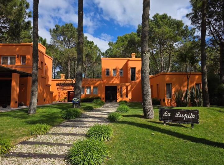 Casa · 419m² · 5 Dormitorios · 1 Cochera