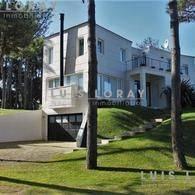 Casa · 260m² · 4 Ambientes · 2 Cocheras