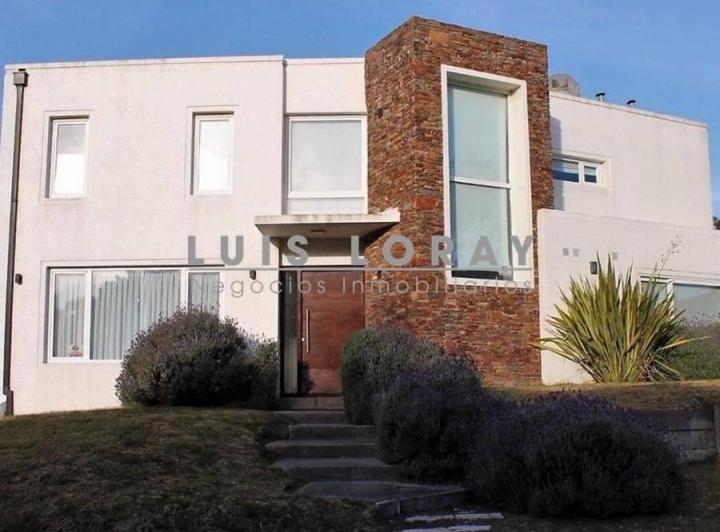 Casa · 260m² · 4 Ambientes · 1 Cochera