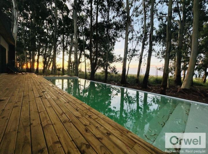 Casa · 240m² · 7 Ambientes · 2 Cocheras