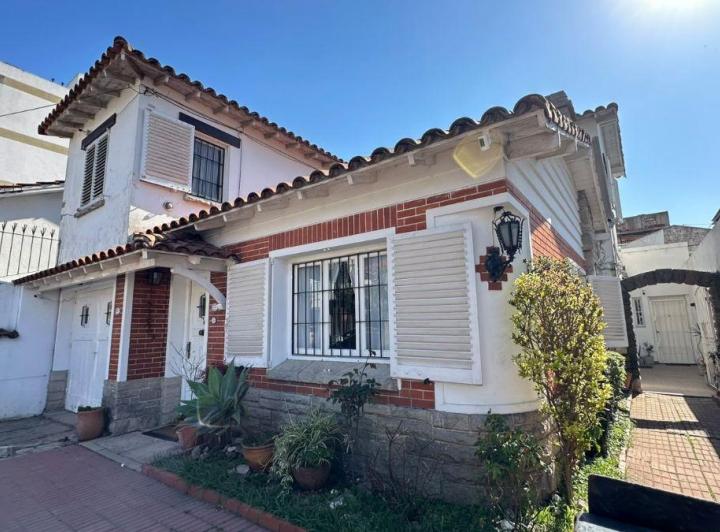 Casa · 221m² · 6 Ambientes · 1 Cochera