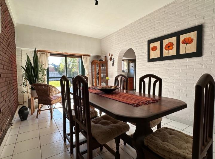 Casa · 220m² · 4 Ambientes · 2 Cocheras