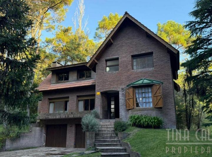 Casa · 335m² · 6 Ambientes · 2 Cocheras