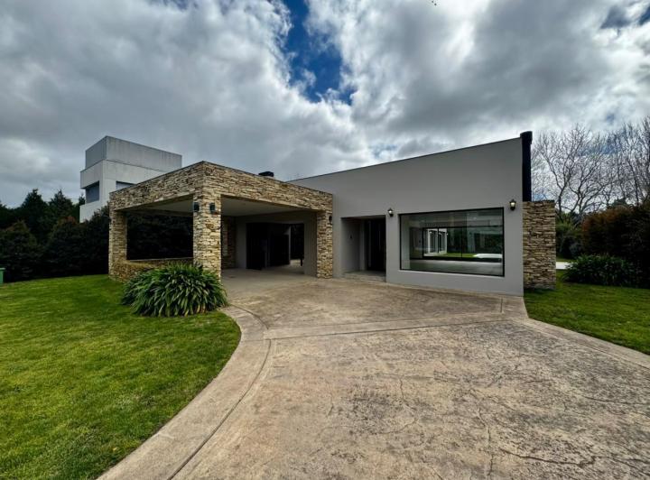 Casa · 740m² · 4 Ambientes · 2 Cocheras