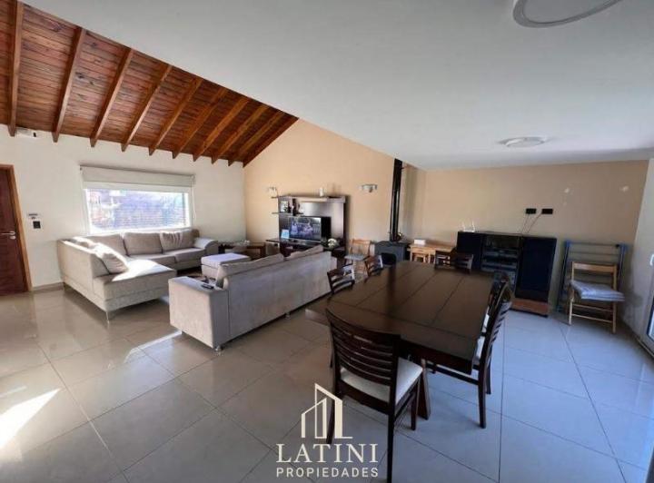 Casa · 260m² · 4 Ambientes · 1 Cochera
