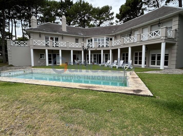 Casa · 600m² · 10 Ambientes · 2 Cocheras