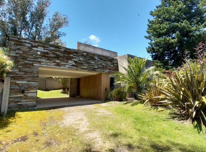 Casa · 200m² · 4 Ambientes · 2 Cocheras