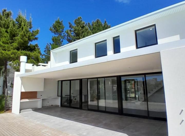 Casa · 190m² · 5 Ambientes · 2 Cocheras