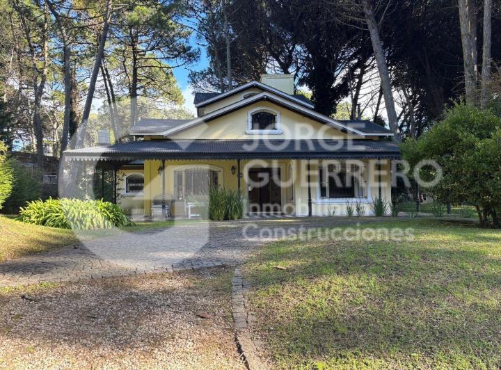 Casa · 1915m² · 4 Ambientes
