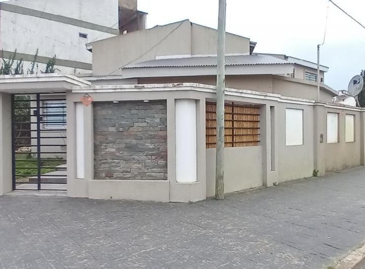 Casa · 200m² · 4 Ambientes · 1 Cochera