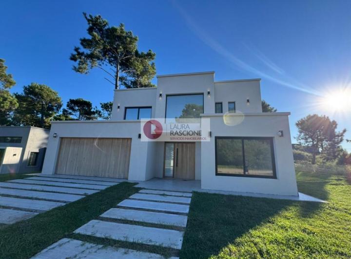 Casa · 240m² · 5 Ambientes · 2 Cocheras