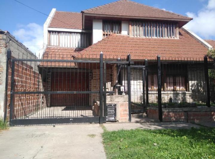 Casa · 230m² · 4 Ambientes · 2 Cocheras