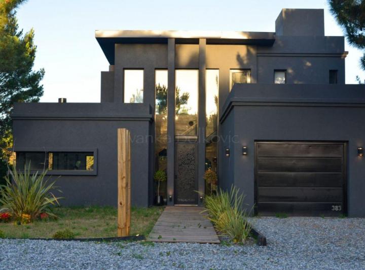 Casa · 210m² · 4 Ambientes · 1 Cochera