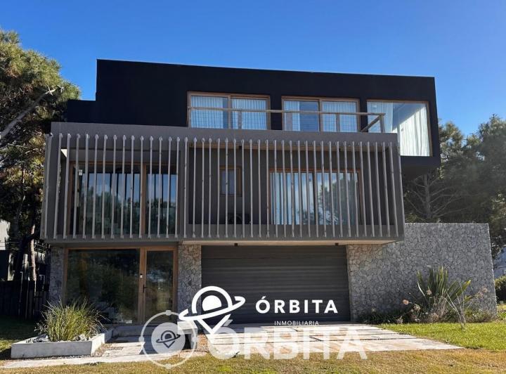 Casa · 412m² · 7 Ambientes · 4 Cocheras
