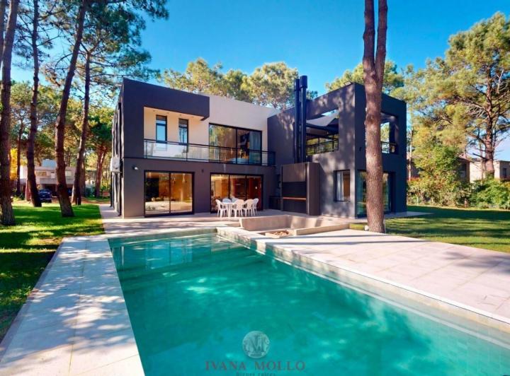 Casa · 338m² · 6 Ambientes · 2 Cocheras