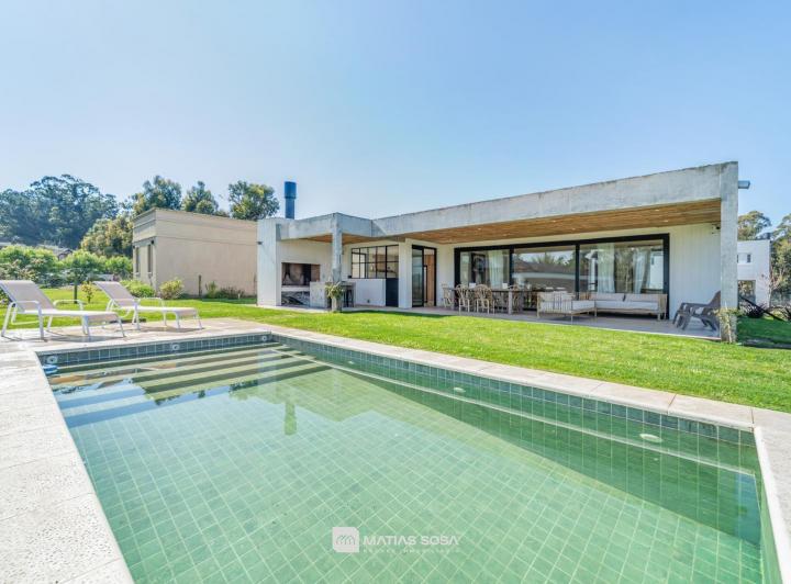 Casa · 160m² · 4 Ambientes · 3 Cocheras