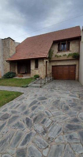 Casa · 198m² · 4 Ambientes · 2 Cocheras