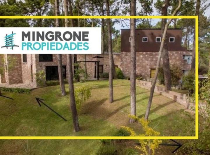 Casa · 240m² · 4 Ambientes · 2 Cocheras