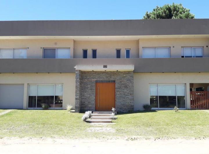 Casa · 390m² · 8 Ambientes · 1 Cochera