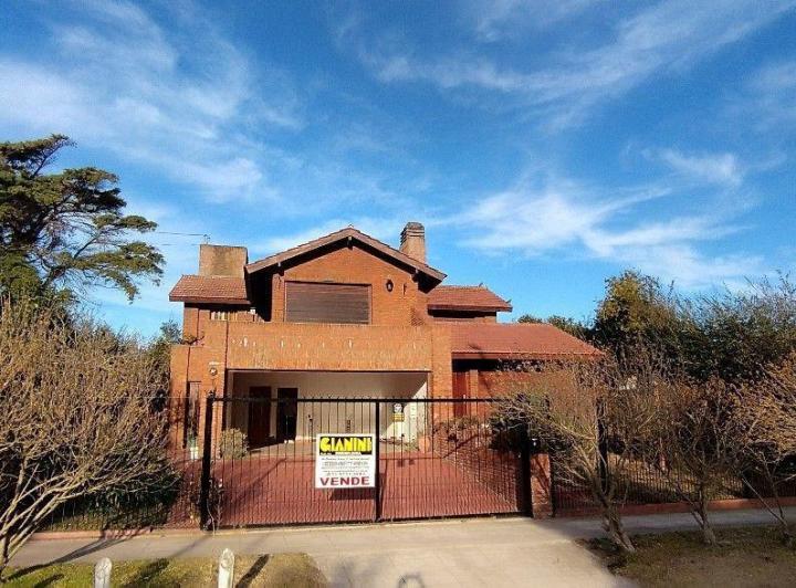 Casa · 285m² · 5 Ambientes · 2 Cocheras