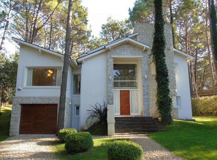 Casa · 180m² · 4 Ambientes · 1 Cochera