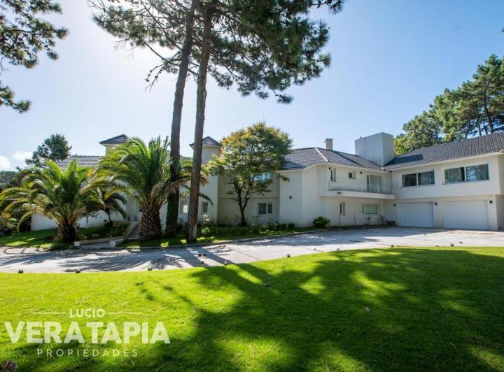 Casa · 850m² · 8 Ambientes · 2 Cocheras