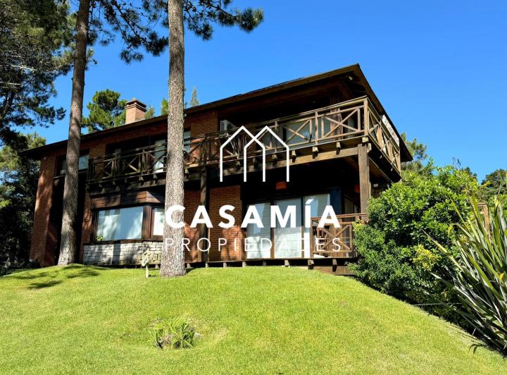 Casa · 280m² · 4 Dormitorios · 2 Cocheras