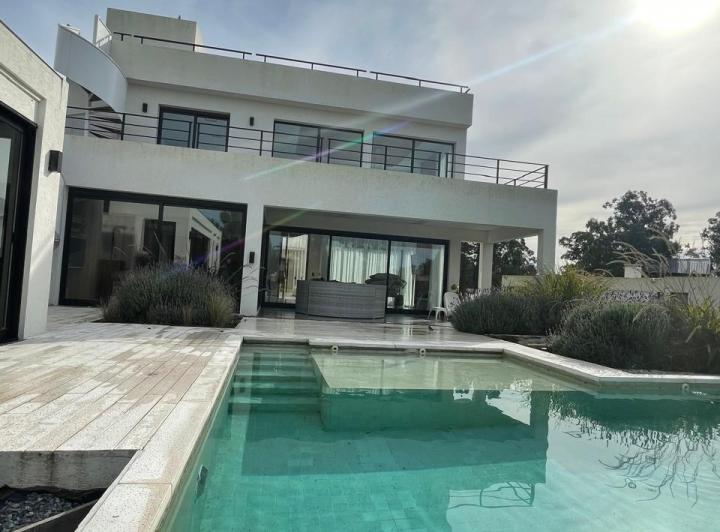 Casa · 400m² · 8 Ambientes · 1 Cochera