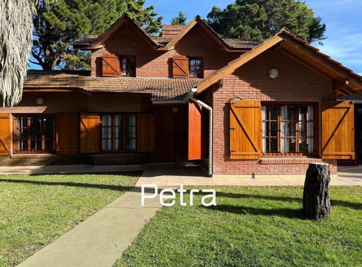 Casa · 140m² · 5 Ambientes · 1 Cochera