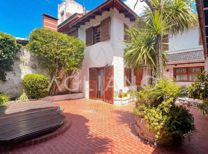 Casa · 242m² · 5 Ambientes · 1 Cochera