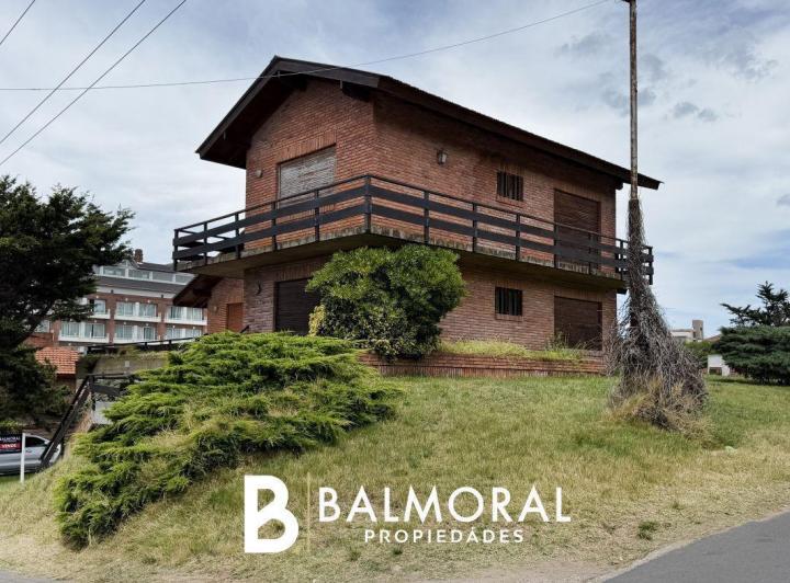 Casa · 260m² · 4 Ambientes · 2 Cocheras