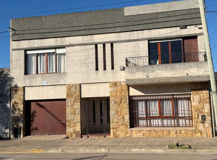 Casa · 208m² · 4 Dormitorios · 2 Cocheras