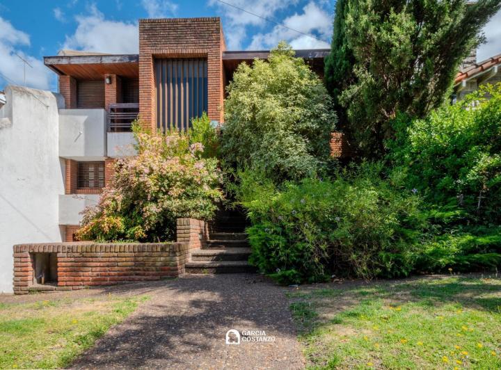 Casa · 210m² · 5 Ambientes · 1 Cochera