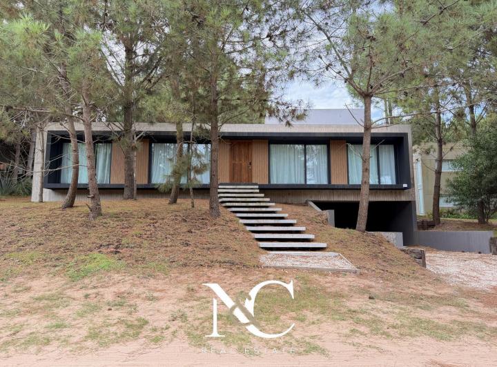 Casa · 236m² · 5 Ambientes · 2 Cocheras