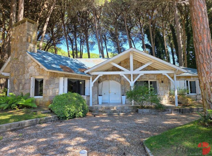 Casa · 320m² · 5 Dormitorios · 2 Cocheras