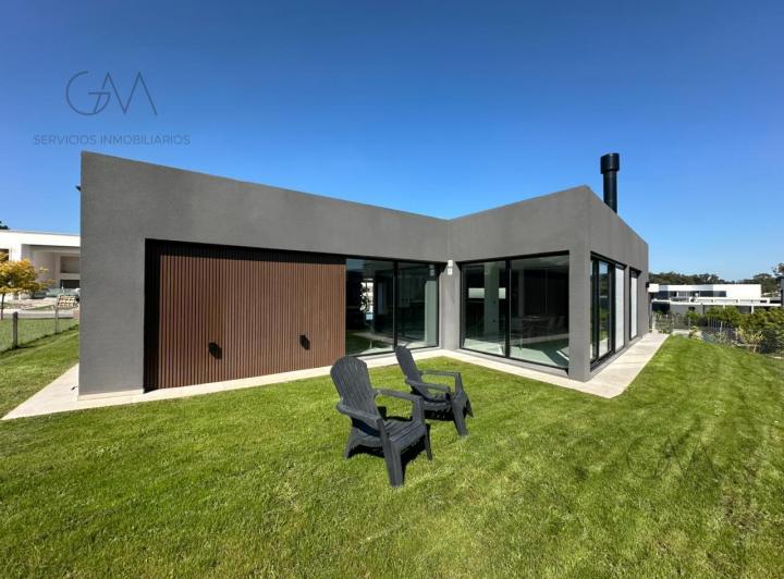 Casa · 223m² · 4 Ambientes · 2 Cocheras