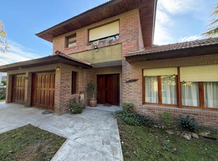 Casa · 232m² · 5 Ambientes · 4 Cocheras