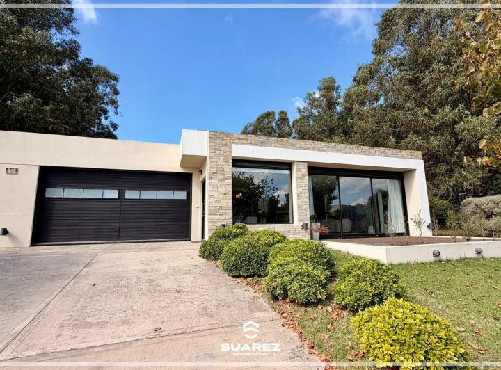 Casa · 211m² · 4 Ambientes · 2 Cocheras