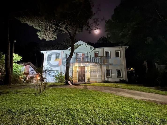 Casa · 200m² · 7 Ambientes · 1 Cochera
