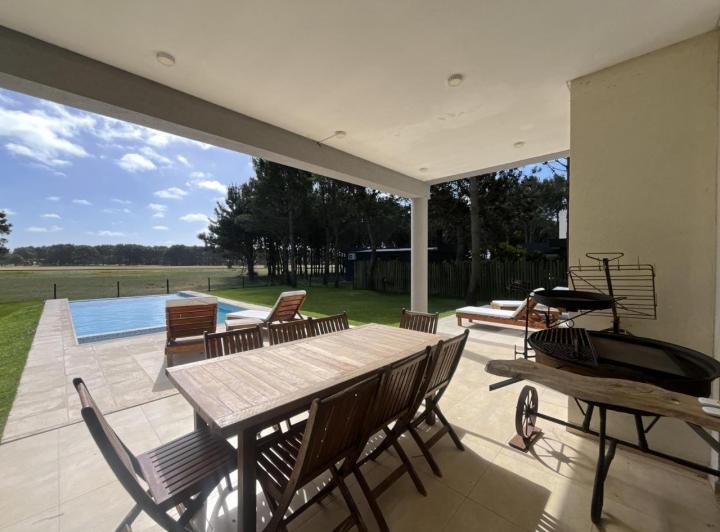Casa · 250m² · 5 Ambientes · 1 Cochera