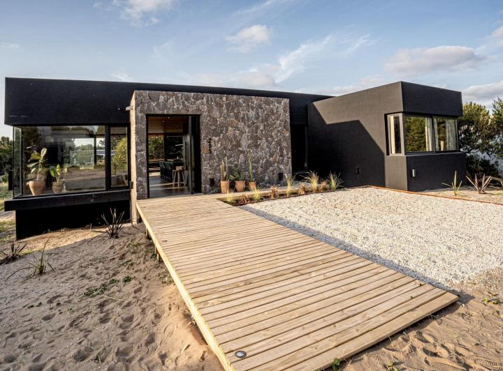 Casa · 235m² · 6 Ambientes · 2 Cocheras