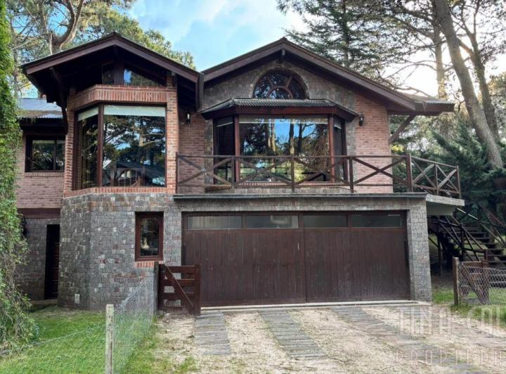 Casa · 322m² · 7 Ambientes · 2 Cocheras