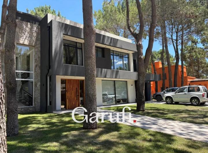 Casa · 380m² · 7 Ambientes · 1 Cochera