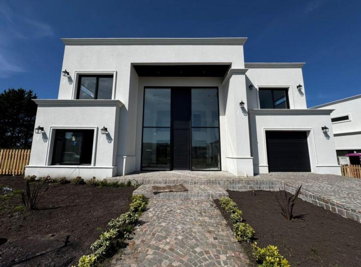 Casa · 342m² · 5 Ambientes · 1 Cochera